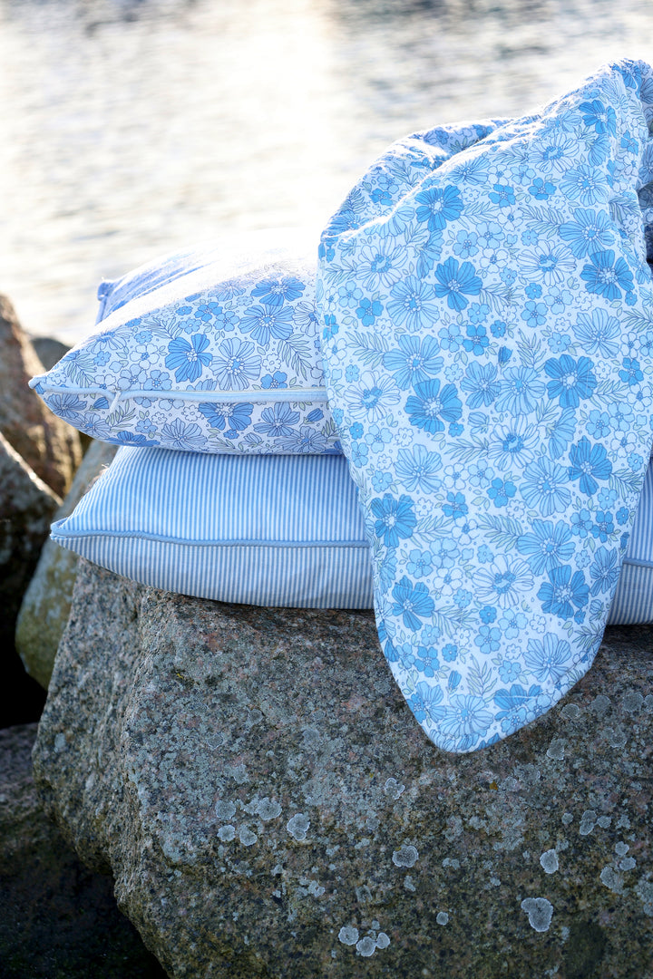 Gefalteter Chic Antique Quilt in Sky Blue mit Blumenmuster im skandinavischen Landhausstil am Strand