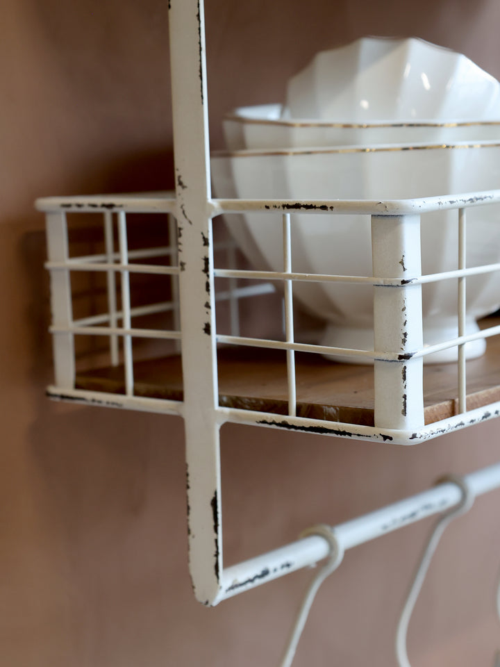 Dekoratives Chic Antique Wandregal im skandinavischen Landhausstil